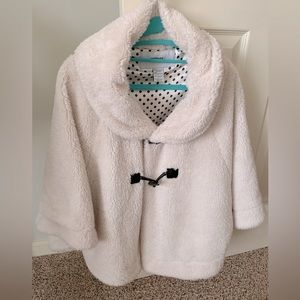 Sisters Winter White/Ivory Faux Fur Cape